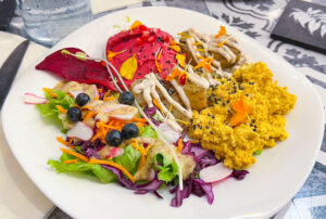 Vegan lunch at La Plume Végétale: scrambled tofu with beetroot hummus and fresh vegetables